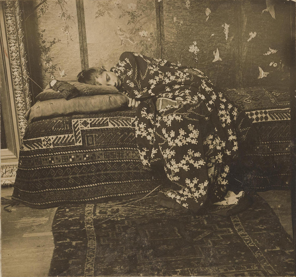 George-Hendrik-Breitner-Girl-in-a-kimono-in-Breitners-studio-on-Lauriergracht-Amsterdam-Gelatin-silver-print-Collection-RKD-Netherlands-Institute-for-Art-History-The-Hague.