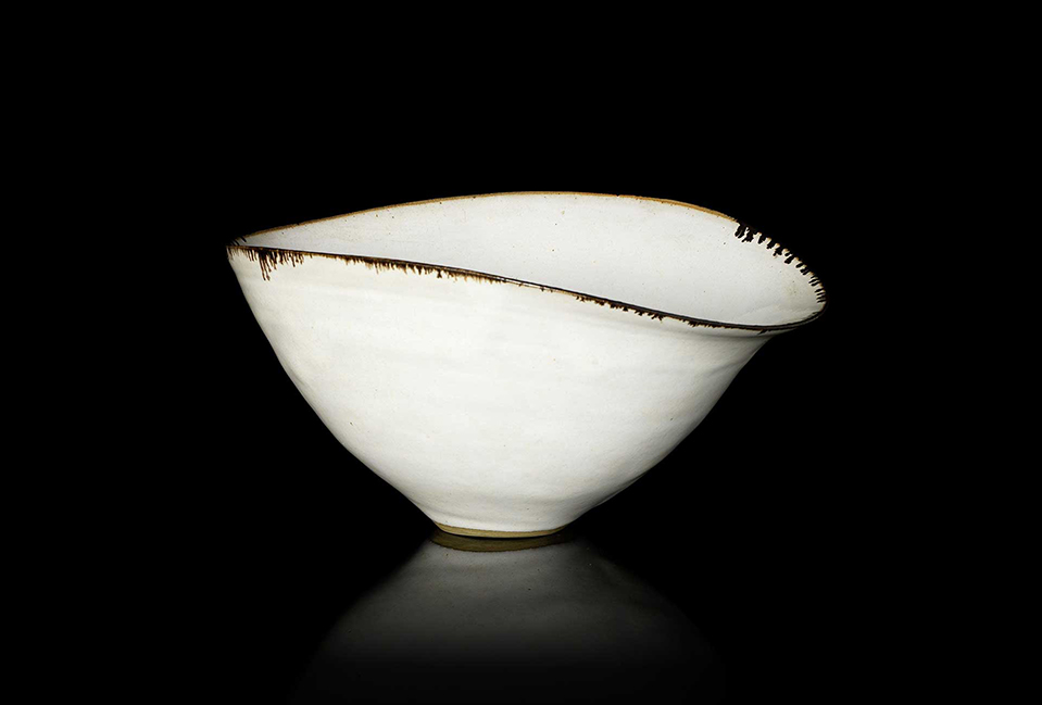 Lot-206-Dame-Lucie-Rie-Austrian-1902-1995-A-Bowl-with-Pouring-Lip-circa-1954 copia