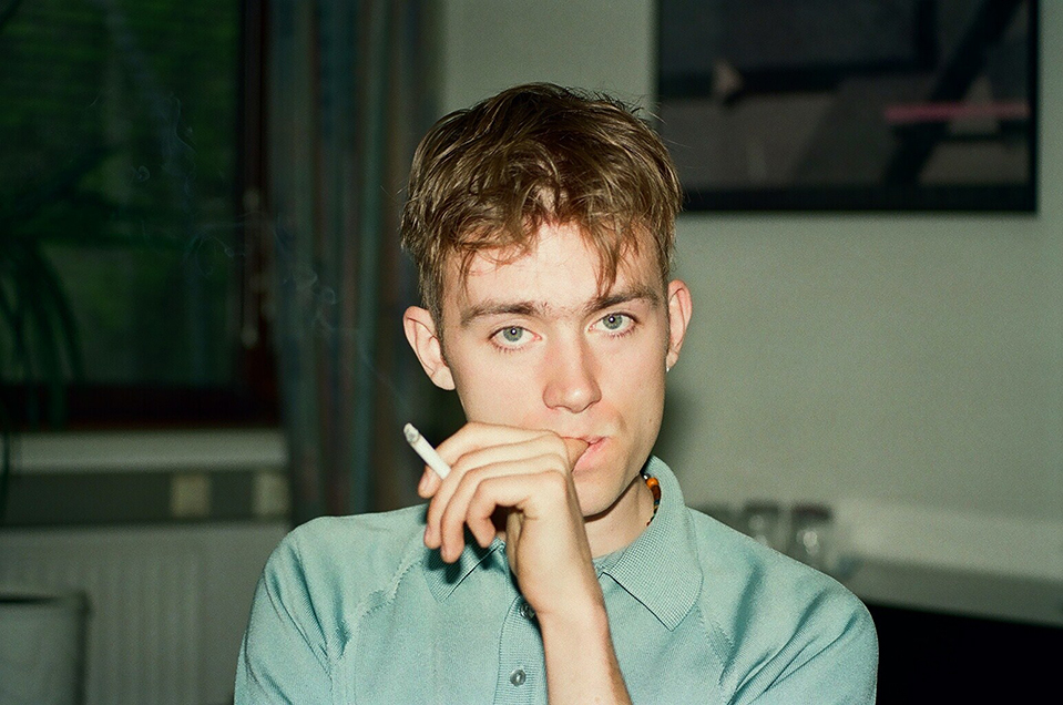 dp-blur-damon-albarn-by-gilbert-blecken-1993-11
