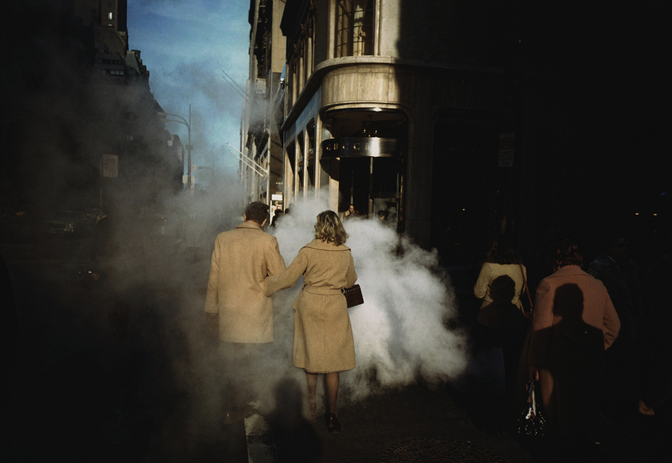 Joel Meyerowitz Couple au manteau camel sur Street Steam, New York, 1975. Avec líaimable autorisation de líartiste et de la Howard Greenberg Gallery ------ Joel Meyerowitz Camel Coat Couple in Street Steam, New York City, 1975. Courtesy of the artist and Howard Greenberg Gallery.