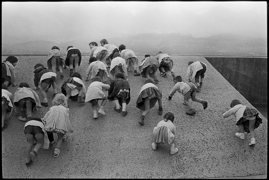 LE CORBUSIER, painter, urbanist & architect. 1959. FRANCE. Provence-Alpes-Côte d'Azur region. City of Marseille. 1959.  "Living unit" of the "Cité radieuse", planned by the architect LE CORBUSIER. Children playing on the terrace.
